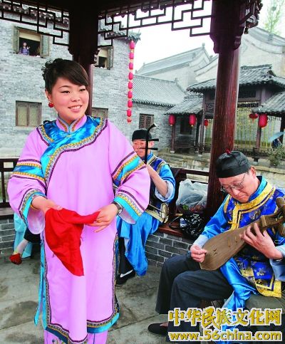 修复后的古城内,民间演出助游兴 修复后的古城内,民间演出助游兴