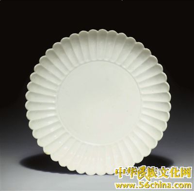 清雍正窑御制白釉菊瓣盘“大清雍正年制”青花楷书款口径:17.6厘米 清雍正窑御制白釉菊瓣盘“大清雍正年制”青花楷书款口径:17.6厘米
