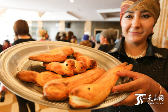 新疆且末举办民族特色美食大赛。