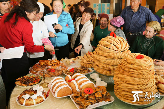 比赛评委和来宾品尝各类美食。