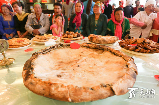 比赛评委和来宾品尝各类美食。