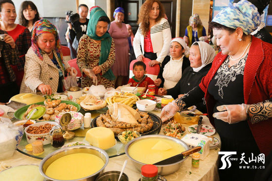 比赛评委和来宾品尝各类美食。