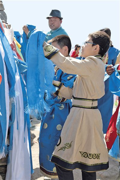 5月30日上午,包头市九原区蒙古族小学全体学生来到该市赛汗塔拉城中草原,参加了祭敖包等第二课堂活动,以体验和了解民族文化、亲近大自然的方式庆祝“六一”儿童节。
