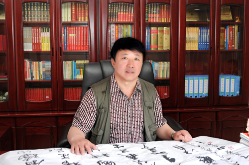 张向东:挥毫传承民族文化 泼墨书写艺术人生