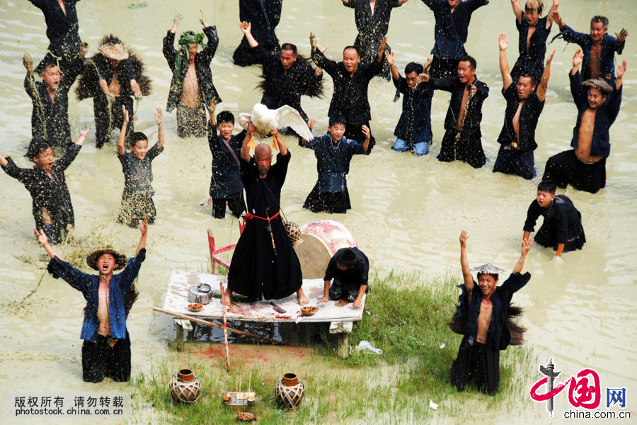 在起鼓当天,众多年轻男子会敲着一面木鼓,抬着一只公鸭、箩筐、酒坛等物件从“甘栋榔”(苗语,寨中一地名)出发,挨家挨户讨祭品,当地称“走寨”。然后,把征集而来的祭品抬到起鼓的地方,由寨中一名德高望重的长者主持“起鼓”仪式。 在起鼓当天,众多年轻男子会敲着一面木鼓,抬着一只公鸭、箩筐、酒坛等物件从“甘栋榔”(苗语,寨中一地名)出发,挨家挨户讨祭品,当地称“走寨”。然后,把征集而来的祭品抬到起鼓的地方,由寨中一名德高望重的长者主持“起鼓”仪式。