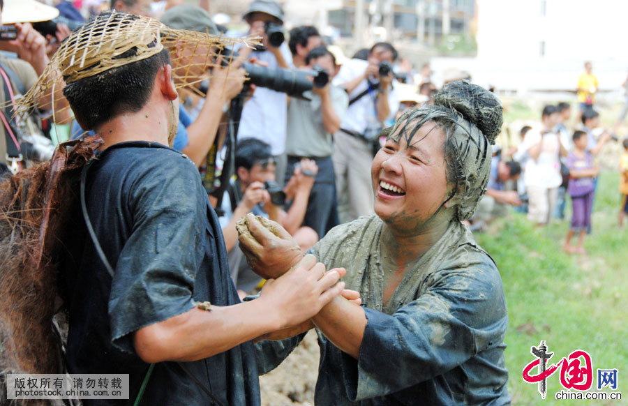 2011年7月6日,贵州省剑河县苗族同胞在“水鼓舞”中相互嬉戏打闹,以示祝福。中国网图片库 杨文斌摄 2011年7月6日,贵州省剑河县苗族同胞在“水鼓舞”中相互嬉戏打闹,以示祝福。中国网图片库 杨文斌摄