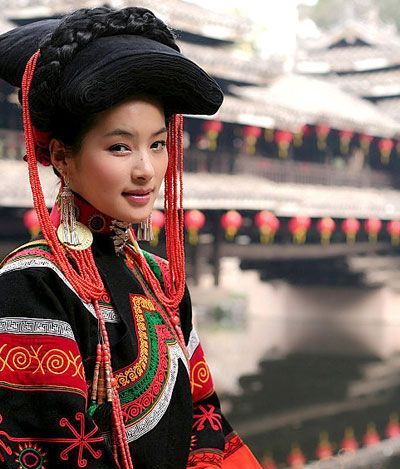 彝族少女的“换裙”仪式 \