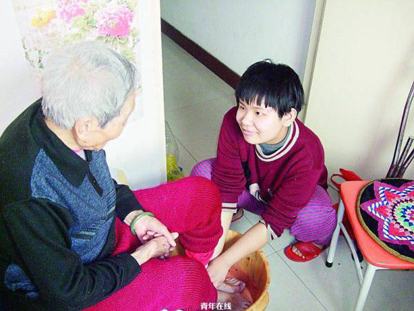 向妈妈学习 好好孝敬姥姥 \