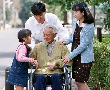七成老人夸子女很孝顺 七成老人夸子女很孝顺