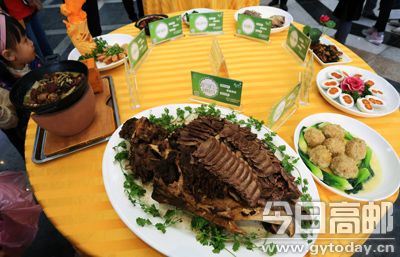 7日上午,2015高邮旅游美食节暨首届菱塘清真美食节开幕式在菱塘回族乡举行。省餐饮行业协会会长周达志、省餐饮行业协会常务副会长于学荣、省旅游局旅游信息中心主任周晓平、扬州市旅游局副局长王明宏等出席开幕式,我市市委副书记、宣传部部长张秋红宣布“2015高邮旅游美食节暨首届菱塘清真美食节”开幕,副市长钱富强致辞,副市长杨文喜主持开幕式,市政协副主席、市委统战部部长张贵龙出席开幕式。