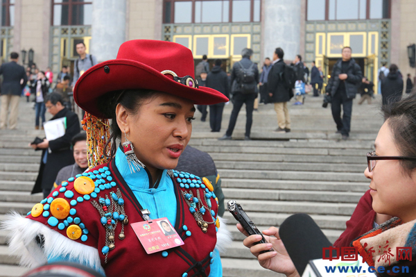 全国政协委员茸芭莘那接受媒体采访。(中国经济网记者 张万武 摄)