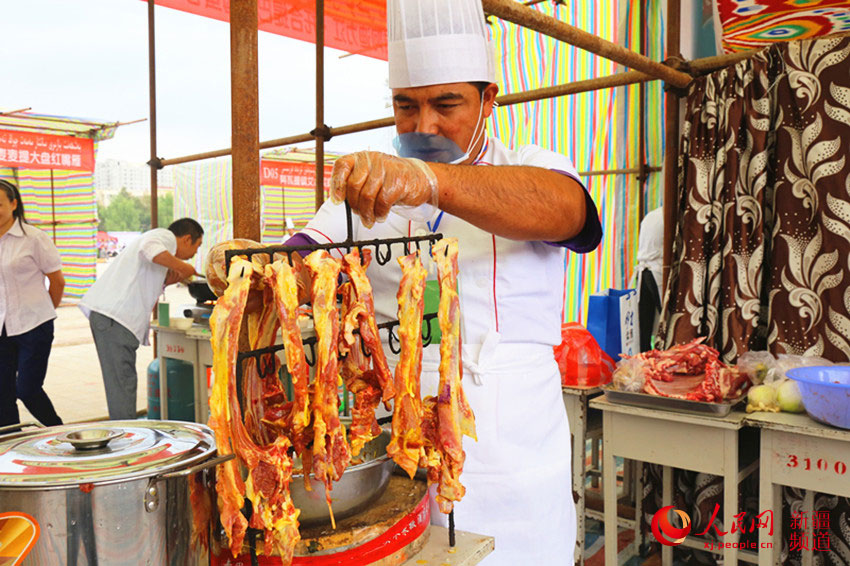 厨师现场制作架子肉。冉波 摄