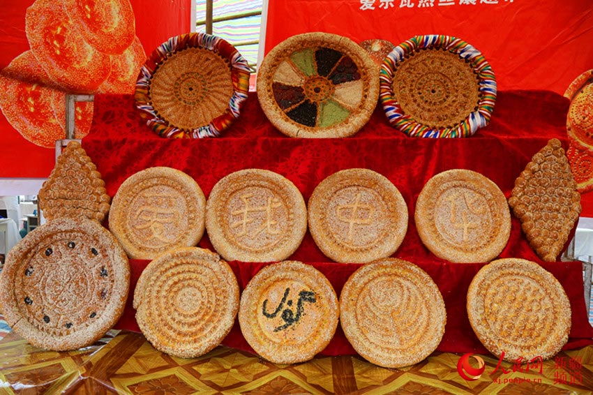 口味各异的馕。冉波 摄