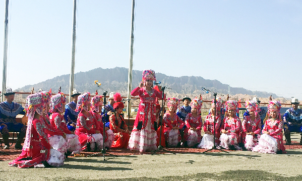 \ 柯尔克孜小伙帕米尔高原马上竞技