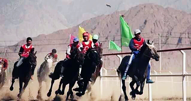 \ 柯尔克孜小伙帕米尔高原马上竞技