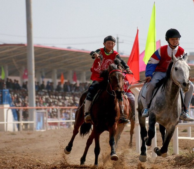 \ 柯尔克孜小伙帕米尔高原马上竞技