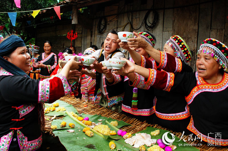 合家宴上唱歌敬酒,表达和睦相处之意(刘廷智/摄)