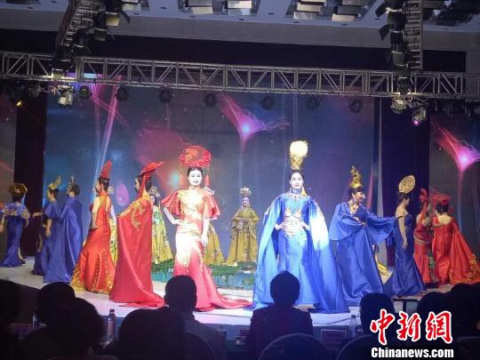 图为民族服饰文化汇演活动现场。 黄威 摄 \