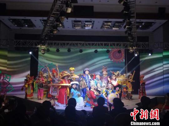 图为民族服饰文化汇演活动现场。 黄威 摄 \